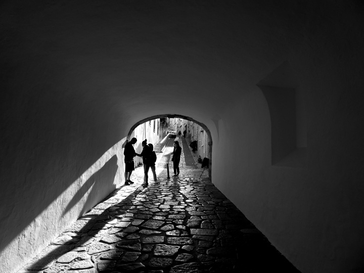 LookUpNAround's tweet photo. Something's shaking down the tunnel #streetphotography #blackandwhitephotography #monochrome #bnw #monochromatic #blacknwhite #urbanphotography #urbanphoto #photographiederue #photonoiretblanc #noiretblanc #bw #blackandwhite https://t.co/tmqP4Lu0Wl