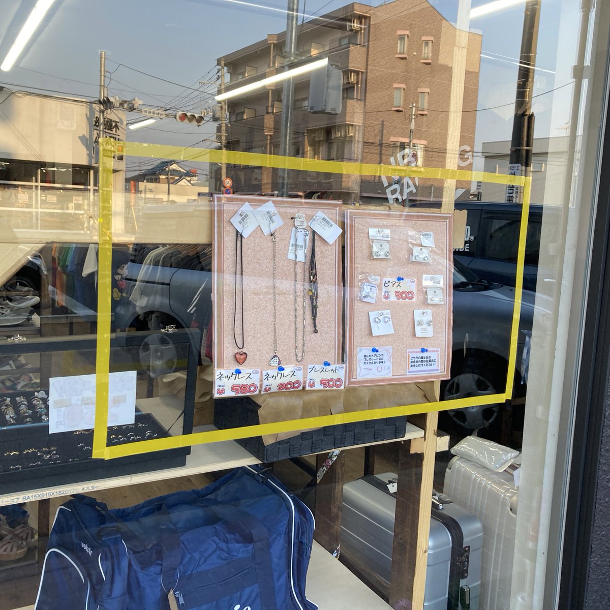 hapinesenmiya's tweet photo. お知らせです！
当店は誰でもいつでも大歓迎ですが「ちょっと入りづらい」「どんなものがあるか分からない」という方、
こちらのディスプレイをご覧ください！☝️
ほんの一部ですがアクセサリーを飾ってます💍
店の外から覗いていきませんか？
ヘアゴムなど安いものも揃えてます‼️
#ハピネ #雑貨 #仙台 https://t.co/9W4iR7I38k