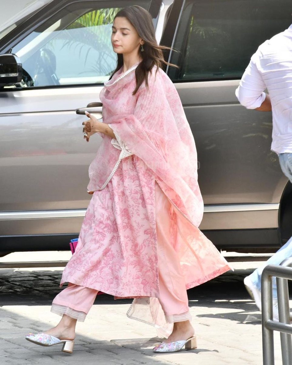 thegoldenfleur's tweet photo. pretty in pink🥺❤

#AliaBhatt https://t.co/uHJxliQPUW