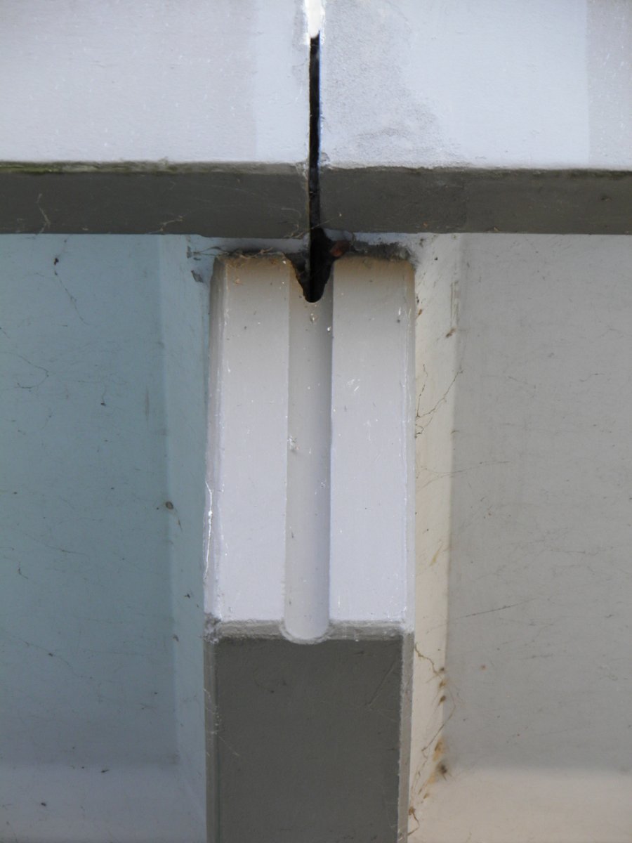 Ecologen in mijn team begeleiden de renovatie en na-isolatie van flats in Zuid-Holland. In veel betonnen dragers zitten in dit soort kleine holtes vleermuizen. In goed overleg met de aannemer stemmen we werkzaamheden af om te zorgen dat er geen dieren verwond of gedood worden 1/3