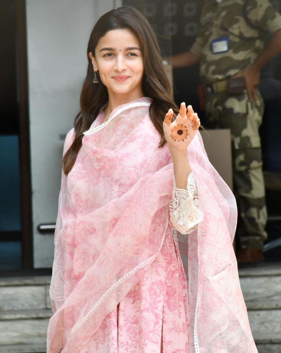 thegoldenfleur's tweet photo. my baby😍❤

#AliaBhatt https://t.co/APKGC6uWZl