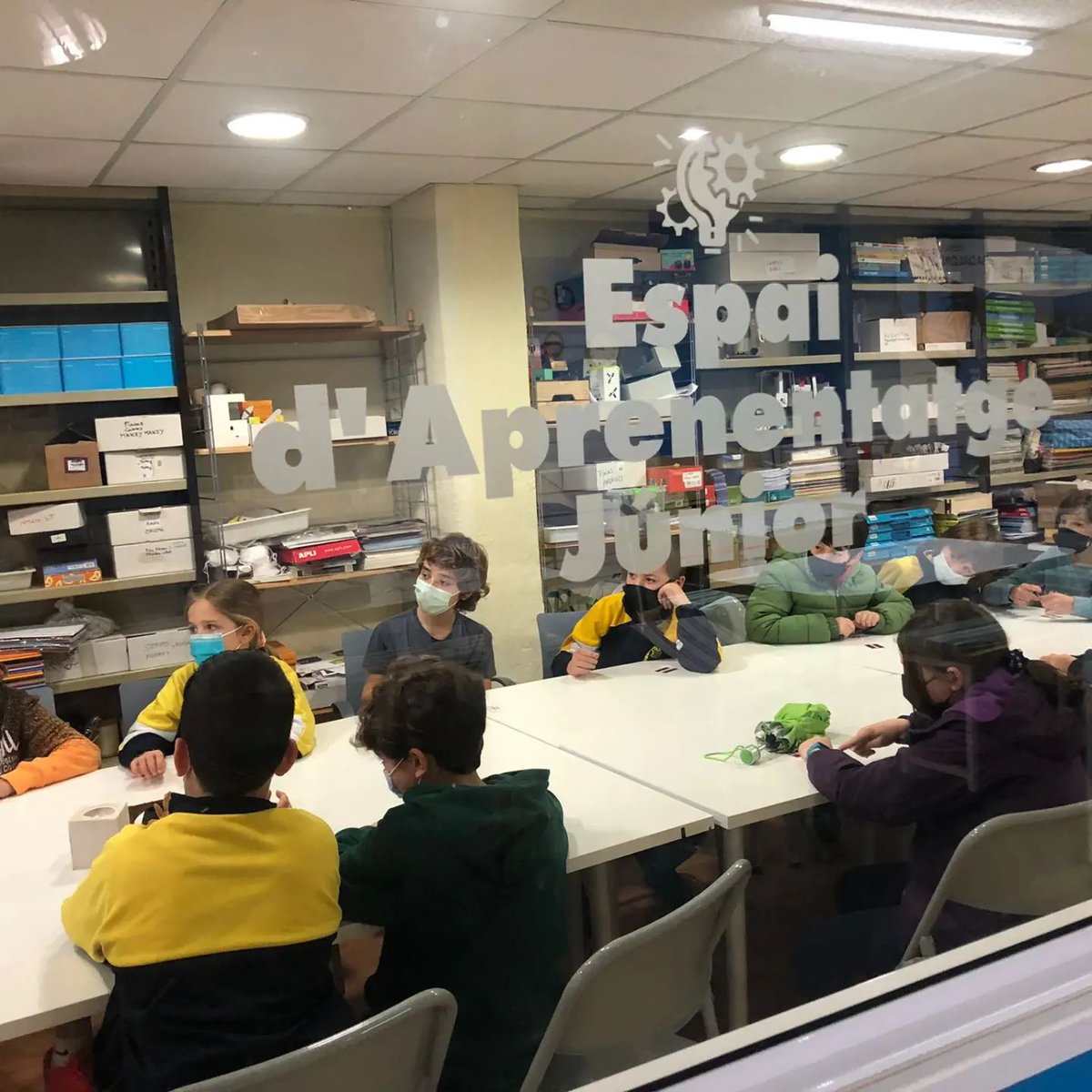 bdnlab's tweet photo. El cicle superior d'@escolabetulia ha vingut al BDN Lab a treballar el projecte de Medi “EUROPA” dissenyant i imprimint en 3D un puzle. Gràcies per la visita!
#FabLabSchool #makers #badalona #InnovacionEducativa https://t.co/0Xjgqtk93K