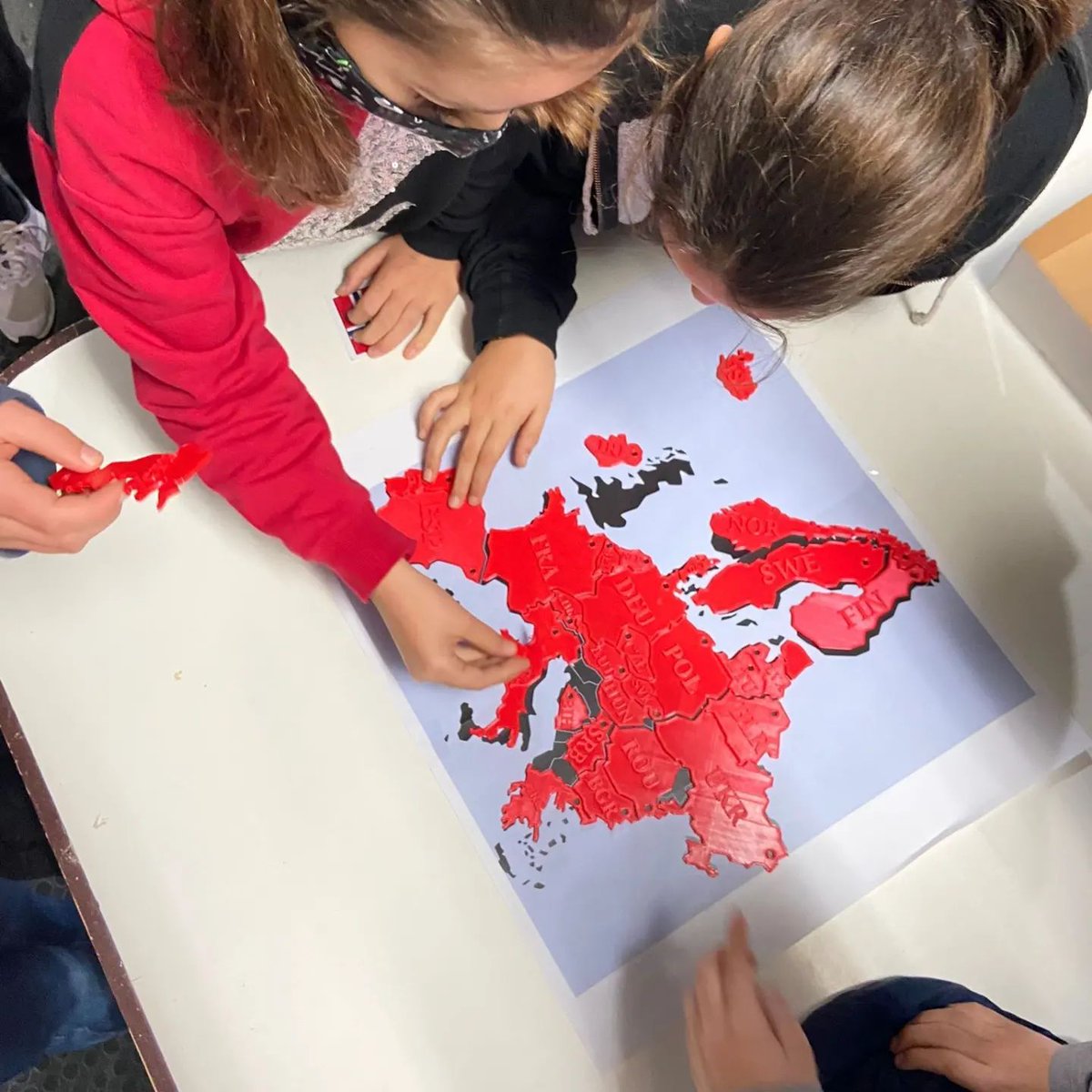 bdnlab's tweet photo. El cicle superior d'@escolabetulia ha vingut al BDN Lab a treballar el projecte de Medi “EUROPA” dissenyant i imprimint en 3D un puzle. Gràcies per la visita!
#FabLabSchool #makers #badalona #InnovacionEducativa https://t.co/0Xjgqtk93K
