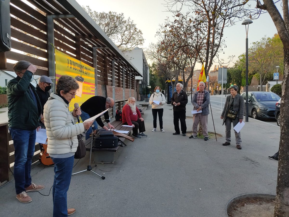 Ahir, festa, dilluns de Pasqua, encara vam ser 16. Dilluns que ve seguirem al Parador i tornarem a ser potser els 30 de sempre o potser més, ens agrada quan ve gent nova i els hi expliquem que ja fa més d'un any que ens trobem els dilluns per cridar i cantar contra la REPRESSIÓ.