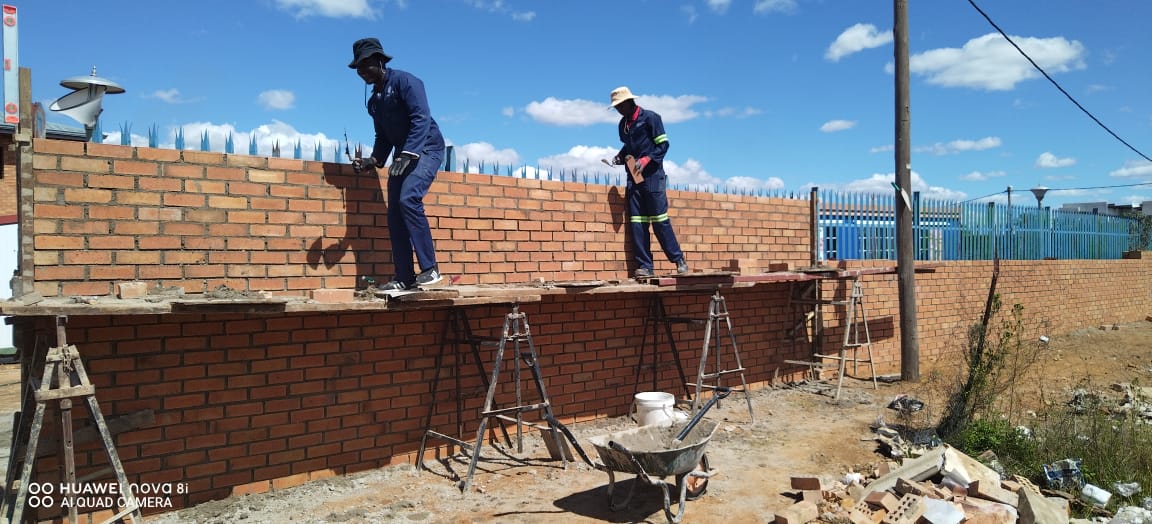 Youthbuild_SA's tweet photo. The perfect ending to any day, race, or project is to finish strong" 
-Gary Ryan Blair

@YouthBuildSouthAfrica congratulates the #farananiinfrastructureproject team for starting strong and finishing strong. The wall at Julius Sebolia Primary School is complete!

#faranani
#YBSA https://t.co/wST3w9exjL