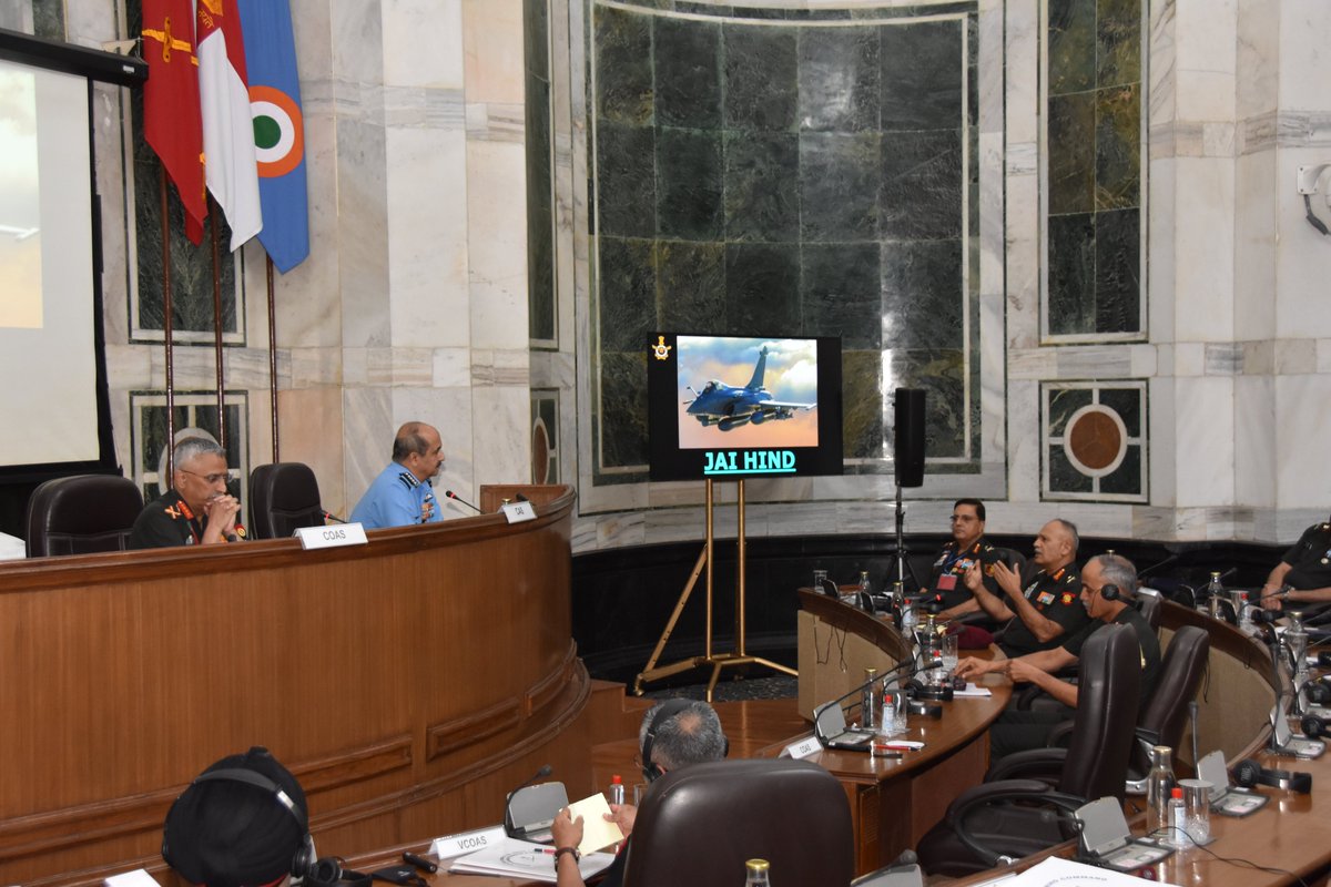 IAF_MCC's tweet photo. Air Chief Marshal VR Chaudhari #CAS addressed the Army Commanders' Conference at New Delhi, today.
He spoke on contemporary military issues including 'Network Centric Warfare' and 'Integrated Application of Combat Power'. 

#IndianAirForce https://t.co/nMAUvNXmsX