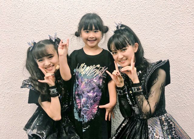 burufurumetal's tweet photo. F.HEROの一人娘のシュウジャイちゃん日本で活動展開するのか〜
ラップのセンスは親譲りのパフォーマンスするからなぁ～😄
BABYMETALの二人の姫の間にキツネ🤘サインして笑顔で写真撮ってたのが可愛かったなぁ〜😆
#BABYMETAL
#FHERO
#Chujai https://t.co/b9UleuYFM8