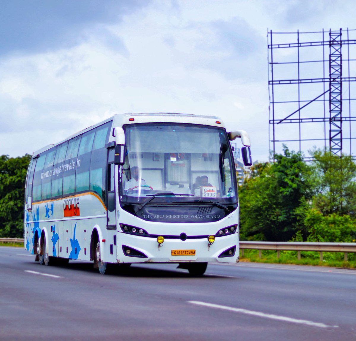 ARUJ_GURAV's tweet photo. ORANGE VOLVO B11R PRAKASH CELESTE AC SLEEPER CLICKED ON MUMBAI-PUNE EXPRESSWAY .
.
.
.
. 

#pune #kolhapur #mumbai #karnataka #bangalore #bengaluru  #travel #tourism #Telangana #Maharashtra #bus #PhotoOfTheDay #photography #india #BusSimulator21 #scania #volvo #VolvoIndia #ac https://t.co/qrMcZhIlXB