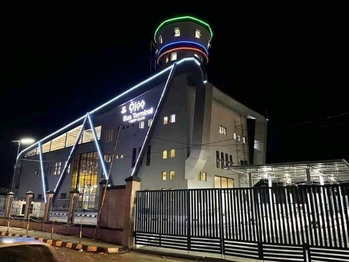 _Samcleave's tweet image. Lagos state from Bola Ahmed Tinubu to Sanwo-olu has 4 bus stations.

Seyi Makinde in less than four years has completed 2 out of the four bus stations he initiated.

Nobody's mate.