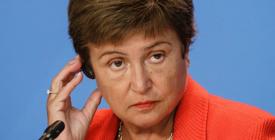 Fondo Monetario Internacional propuso elevar impuestos a empresas con exceso de ganancias adn.fm/3KZt5qw