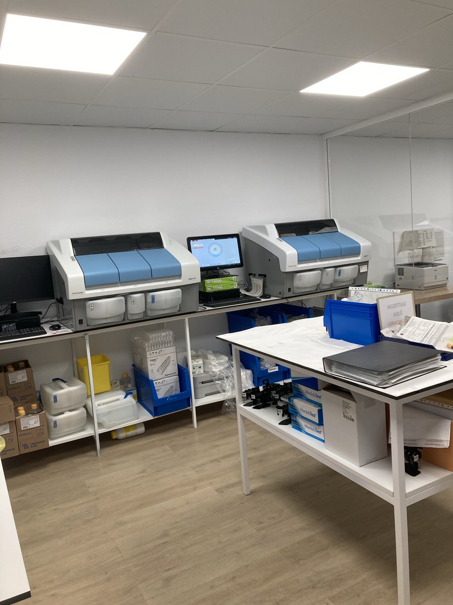NaczelnaA's tweet photo. Minął trzeci tydzień 🇪🇸 stażu. "Zachwyciła mnie praca w dziale farmakokinetyki, gdzie na podstawie pomiaru stężenia💊 we🩸farmaceuci tworzą raporty i zalecają odpowiednie dawkowanie"- wskazuje mgr farm. Ania. Program wspierają @SanofiPolska @RochePolska @Servier #Eprus i #Kikgel https://t.co/ZJpEXNRjRX