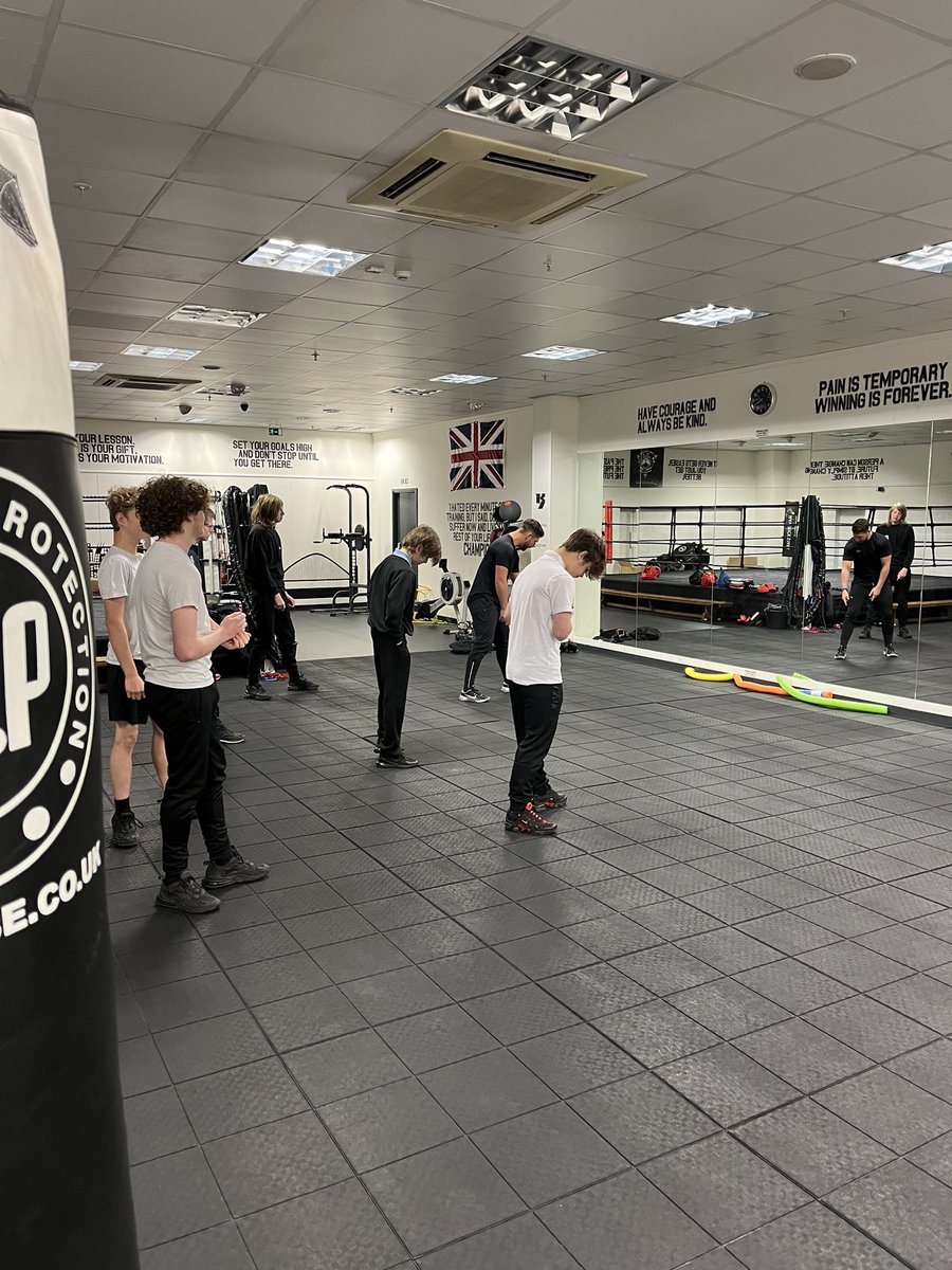 PeDeptOakwoodA's tweet photo. Exciting morning for our year 10 boys in PE this morning with their first session at Walkden ABC. @AbcWalkden @JamieMoore777 https://t.co/a6kwtehmpp
