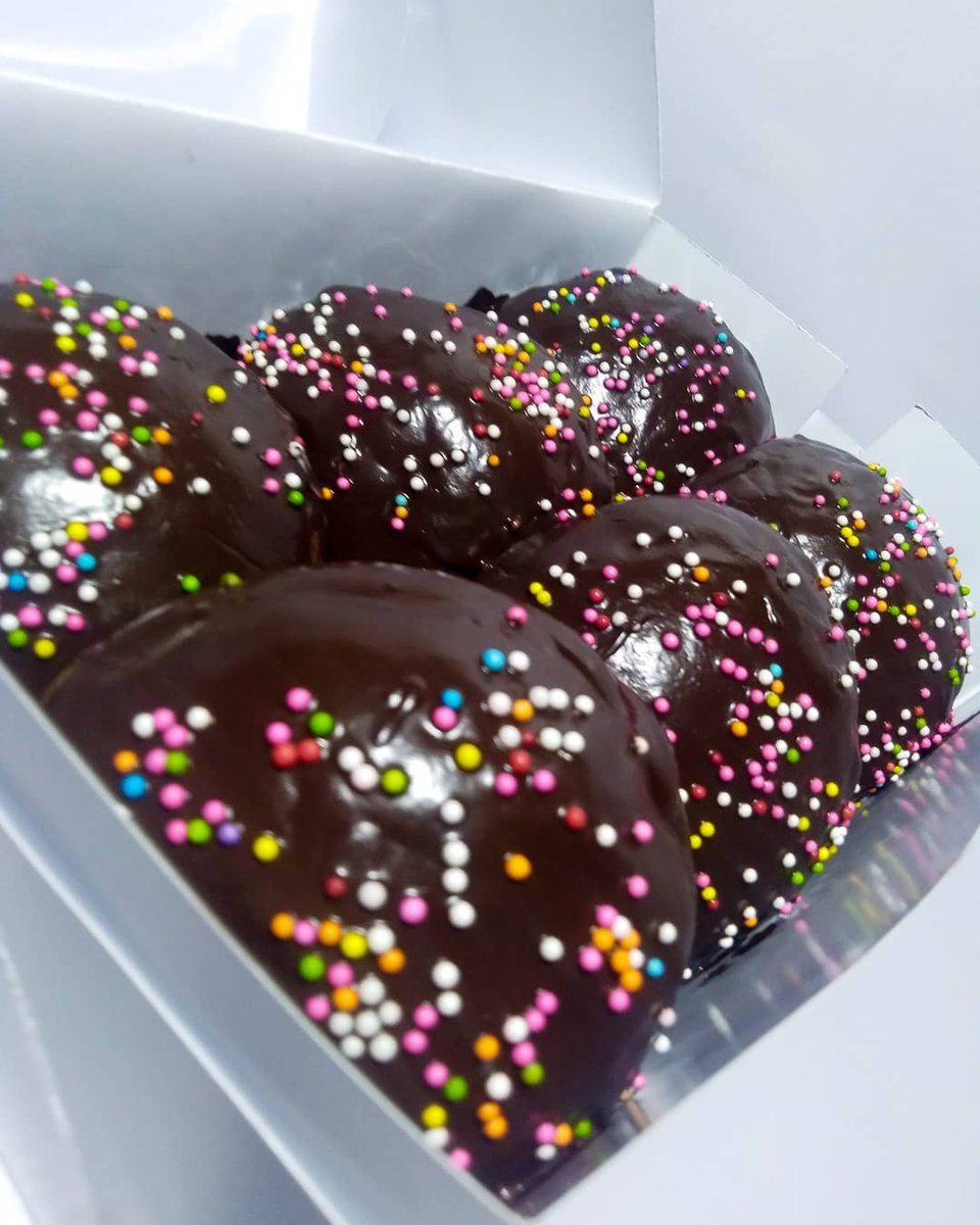 McDaniels_Cakes's tweet photo. Good morning Tweethearts

Today is a perfect day to order for your cakes, chops, food trays and doughnuts boxes

Whatever the occasion, I got you covered 🤸
For orders and inquiry, please send a DM or call no on bio

Please RT 🙏 my clients are on your TL.
#AbujaTwitterCommunity https://t.co/2qK8hjZqWd