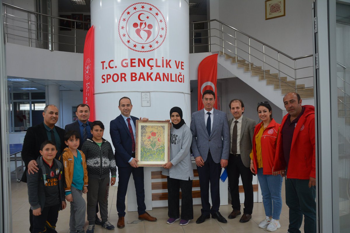 GSBRmzKonus_GM's tweet photo. Gençlik ve Spor Bakanlığı Uluslararası Organizasyonlar ve Dış İlişkiler Genel Müdür Yardımcımız Sn. İnanç ÖZÇAKMAK Gençlik Merkezlerimizi  ziyaret etti. Genel Müdür Yardımcımız gençlerimiz ile sohbet ederek atölye ve kulüp çalışmalarımızı yerinde inceledi. #GSBGM https://t.co/pf1uygNvFB