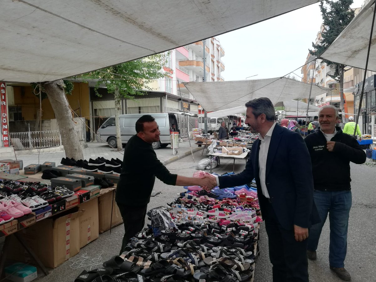 Salı Pazarı esnafımıza, alışveriş yapan hemşehrilerimize hayırlı Ramazanlar diliyorum. Allah, sofralarında, tezgahlarında bereketlerini daim eylesin.