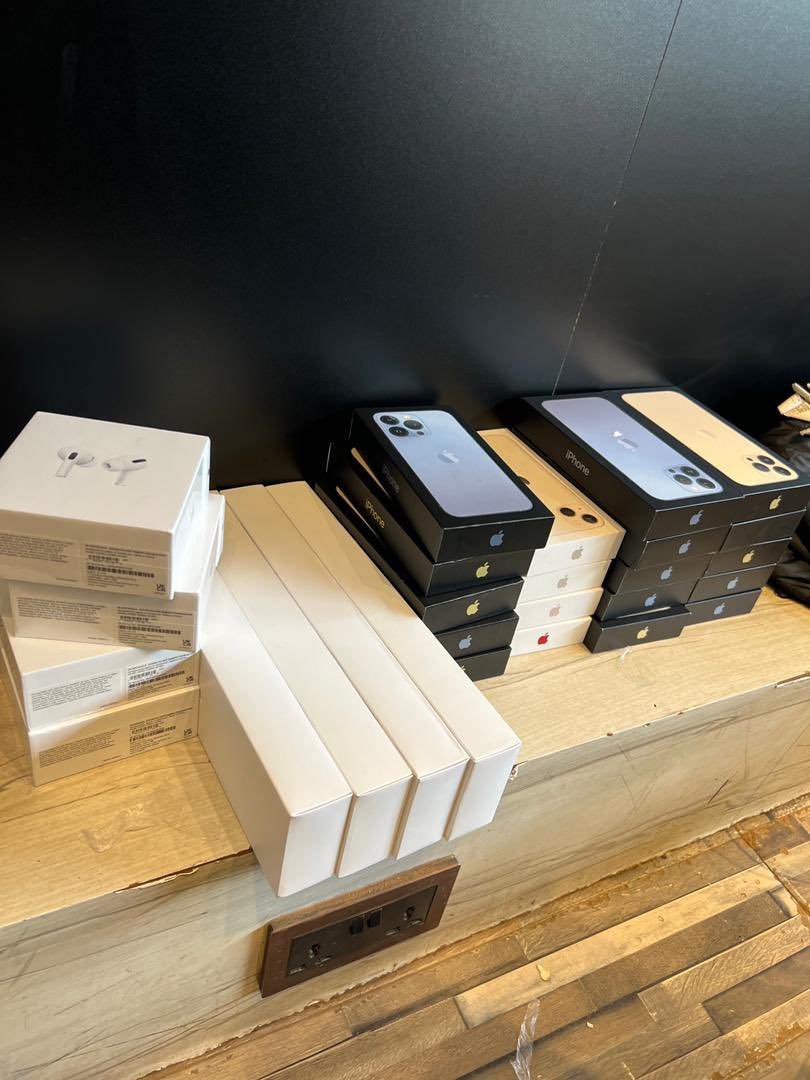 ThePhoneBox26's tweet photo. Iphone 13 pro max 512gb 5.3m
iphone 13 pro max 256gb 4.7m
Iphone 13 pro max 128gb 4.45m
Iphone 13 pro 128gb 3.95m
Iphone 13 pro 256gb 4.35m
Iphone 13 128gb 3.1m
Series 7 45mm blue at 1.55m
Series 7 45mm black at 1.6m
AirPods Pro at 850k https://t.co/WYPigHbSXd