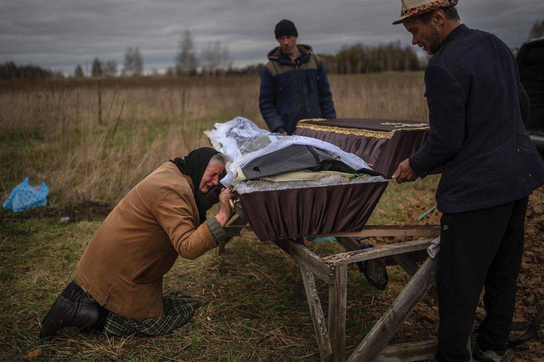 ukrainkatyt's tweet photo. Росіяни приносять із собою лише горе та сльози 💔
70-річна Надія Трубчанінова не втекла від війни, коли та прийшла до Київської області. Жінці вдалося вижити, проте російська орда забрала життя її сина #Буча #BuchaMassacre #BUCHA #BuchaHorror #buchaukraine https://t.co/F3YiwW0Q7g