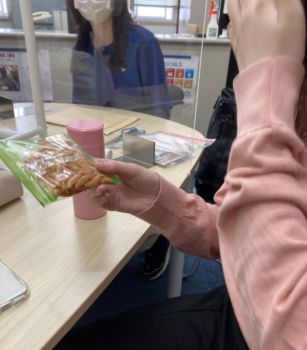wask_official's tweet photo. 大学公認で活動をしている、ボランティア団体のWASKです😷

昨日は、久しぶりに対面でミーティングを行いました✨✨お菓子を交換したりしながら、学年関係なく和気あいあいと活動しています🙌🏻

活動にご興味がある方は、新歓用のオープンチャットもあるので是非お声がけください！！ https://t.co/3oiNzlntGJ
