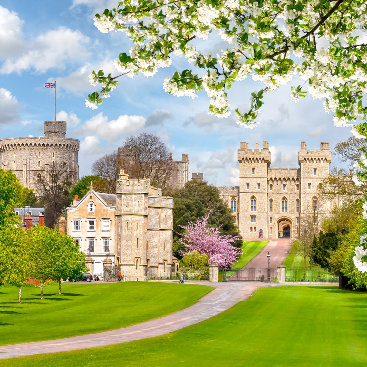 Situated within minutes of the Long Walk &amp; Town Centre of Windsor — Blomfield Place show apartment opening end of April. 

Please contact justin@gilberthomes.co.uk for further information. 

#newbuild #luxuryproperty #qualityhomes #apartments #property #designandbuild #windsor