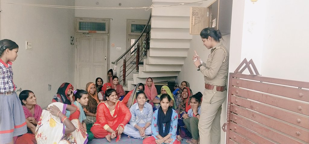 upcopvaishali's tweet photo. महिला सशक्तिकरण अभियान के तहत आज कुछ महिलाओं और बच्चियों को उनके अधिकारों के प्रति जागरूक करने का सौभाग्य मिला. .😍😍
#innocent_soul 🥀🖤🦋 https://t.co/B2WTl8gdeq