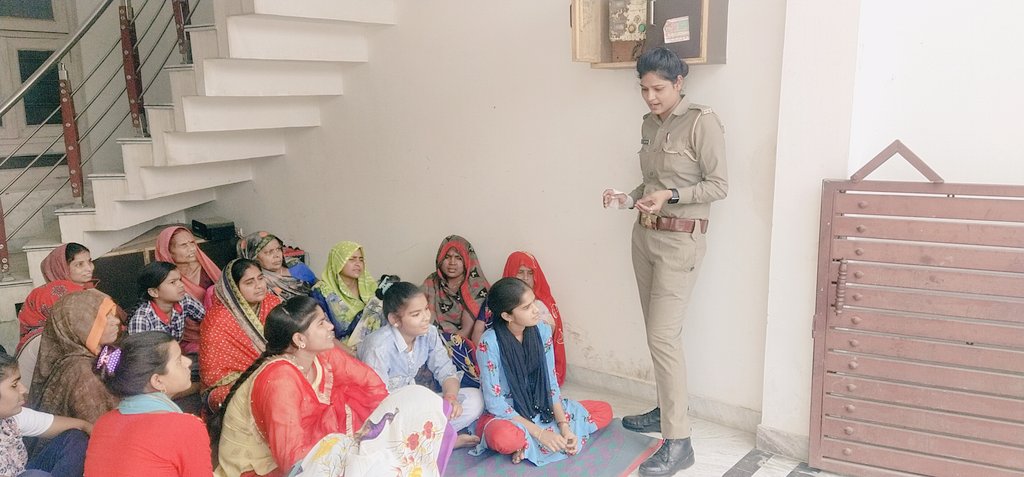 upcopvaishali's tweet photo. महिला सशक्तिकरण अभियान के तहत आज कुछ महिलाओं और बच्चियों को उनके अधिकारों के प्रति जागरूक करने का सौभाग्य मिला. .😍😍
#innocent_soul 🥀🖤🦋 https://t.co/B2WTl8gdeq