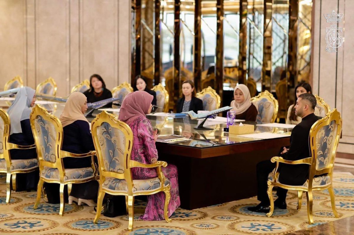 HRHJohorII's tweet photo. Saya telah mengadakan pertemuan dengan Datuk Seri Rina Mohd Harun, Menteri Pembangunan Wanita, Keluarga &amp; Masyarakat, Amanda Bissex, Wakil UNICEF ke Malaysia Puan Hajah Khairin-Nisa Ismail, Pengerusi Pembangunan Wanita, Keluarga &amp; Masyarakat Johor.

https://t.co/PFZgxkXBRE https://t.co/i5wBmhzgcd