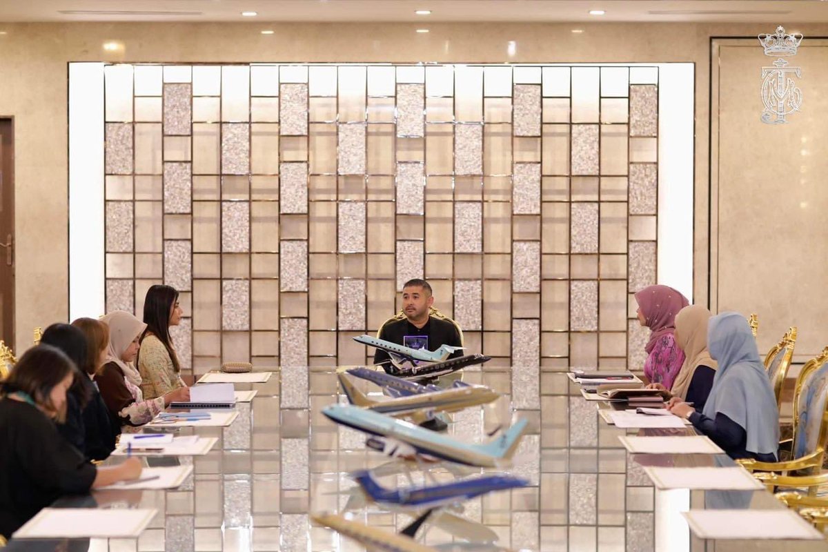 HRHJohorII's tweet photo. Saya telah mengadakan pertemuan dengan Datuk Seri Rina Mohd Harun, Menteri Pembangunan Wanita, Keluarga &amp; Masyarakat, Amanda Bissex, Wakil UNICEF ke Malaysia Puan Hajah Khairin-Nisa Ismail, Pengerusi Pembangunan Wanita, Keluarga &amp; Masyarakat Johor.

https://t.co/PFZgxkXBRE https://t.co/i5wBmhzgcd