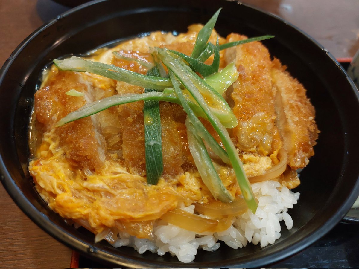 hiroshimaben's tweet photo. 讃岐屋でかつ丼～🎵このネギがなんとも言えないええ仕事しとりました☺️ https://t.co/tgvCfzzvc7
