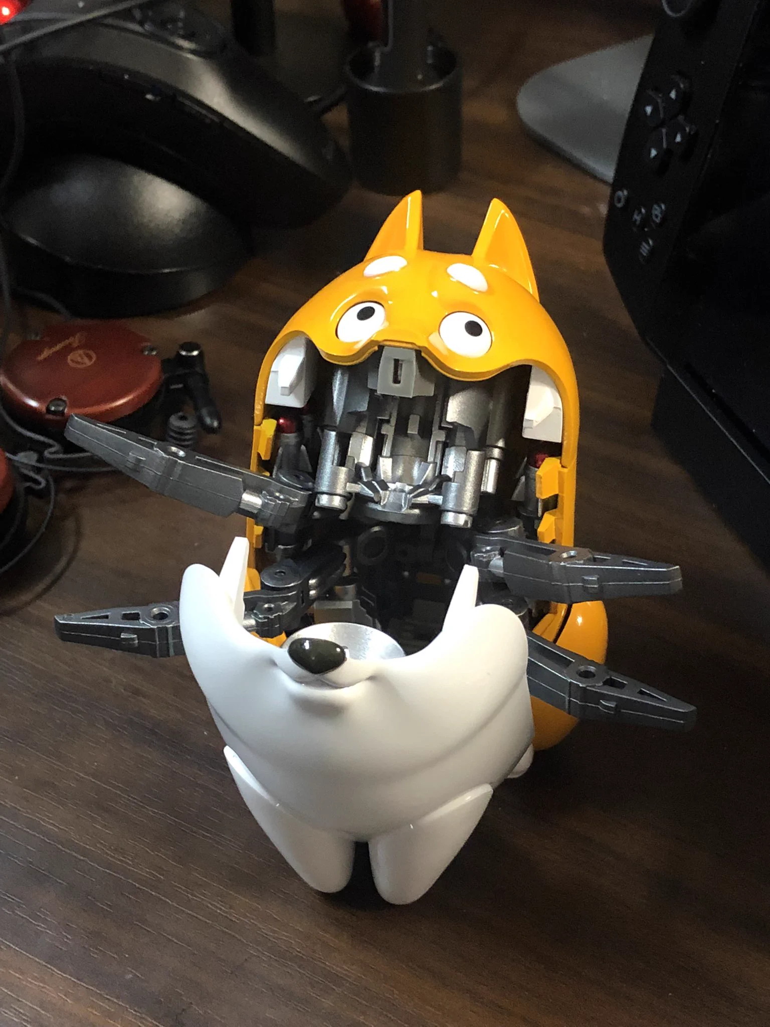 【話題】謎の中華変形トイが尋常ならざる狂気を孕んでて最高