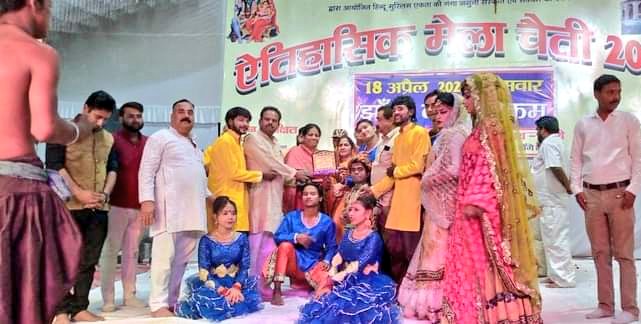 MeenakshiAg0009's tweet photo. छोटी-काशी में ऐतिहासिक #मेला_चैती  के ११ वे दिवस पर
सांस्कृतिक मंच से "भक्तिमय झांकी" का कार्यक्रम संपन्न हुआ...
@NagarVikasUP @nppgola https://t.co/uD72xpBMBh