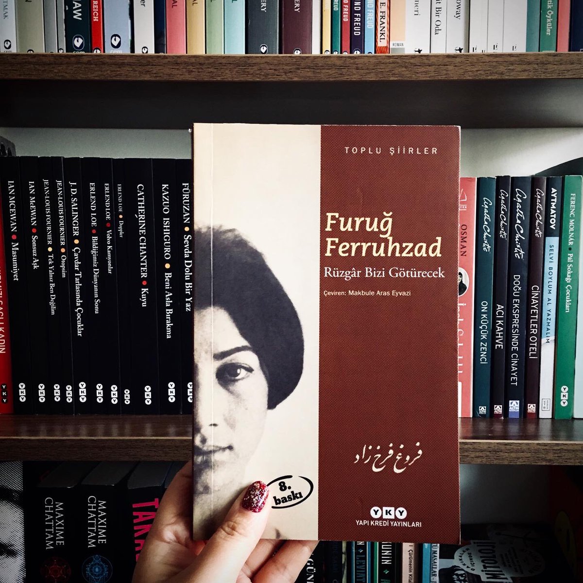 “Ey tepeden tırnağa yeşil
Yakıcı bir hatıra gibi
Bırak ellerini, âşık ellerime
Varlığın sımsıcak duygusu dudaklarını
Aşık dudaklarımın okşayaşına bırak
Rüzgâr bizi götürecek
Rüzgâr bizi götürecek”