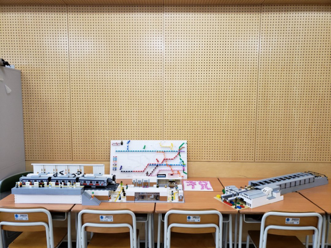 Gyokusha_LEGO's tweet photo. 生徒制作の不動前駅は広場を除いて完成しました。また、顧問制作の不動前駅と生徒の東急の電車でコラボしました。完成したときは達成感がありました。
#LEGO #レゴ #東急 https://t.co/aUm1Ow3WKv