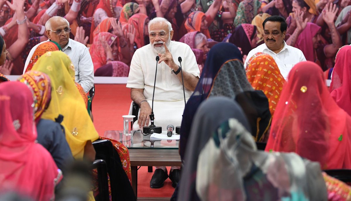 PM Narendrabhai interacts with women beneficiaries at Banas dairy complex