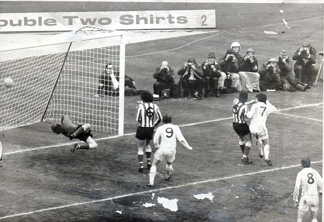 DoubleTWOshirts's tweet photo. Nearly 50 years later, and a well placed FA Cup ad is still making sales! Remarkable. #FACupFinal #DoubleTWO https://t.co/ttSiJCz4nR