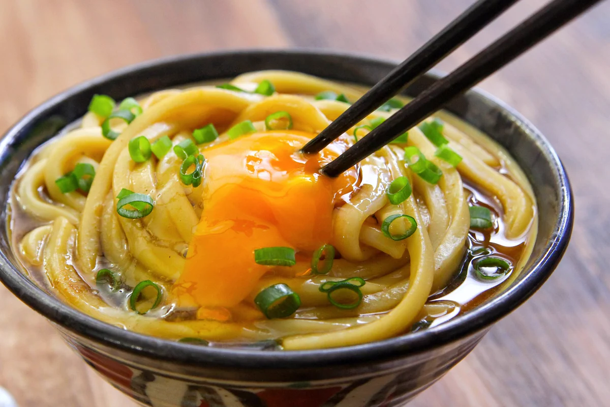 電子レンジで作れるとは思えない美味しさ？！料理をする気力がないときでも作れそうな「カレーうどん」レシピ！