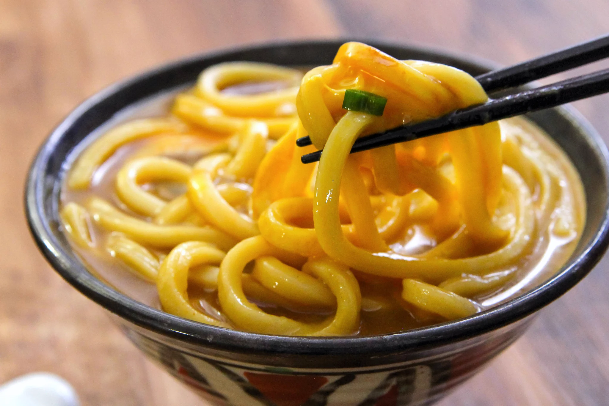 電子レンジで作れるとは思えない美味しさ？！料理をする気力がないときでも作れそうな「カレーうどん」レシピ！