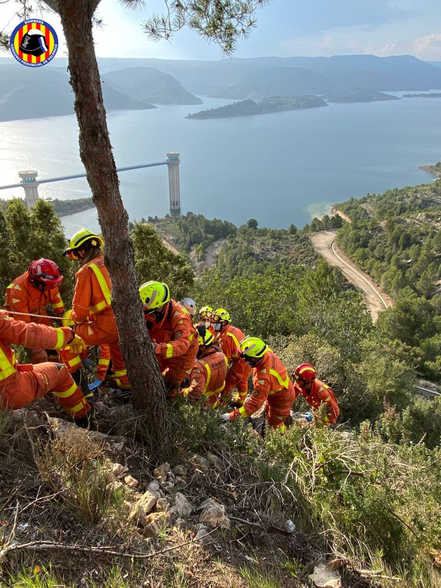 BombersValencia's tweet photo. Imatges del rescat ahir d'un home caigut d'uns 10 m des del mirador de la pressa de Tous. Rescatat per bombers i sergent del parc d'Alzira, i bombers voluntaris de Navarrés. Va ser atés per mitjans sanitaris. https://t.co/GdLKjqHLfv
