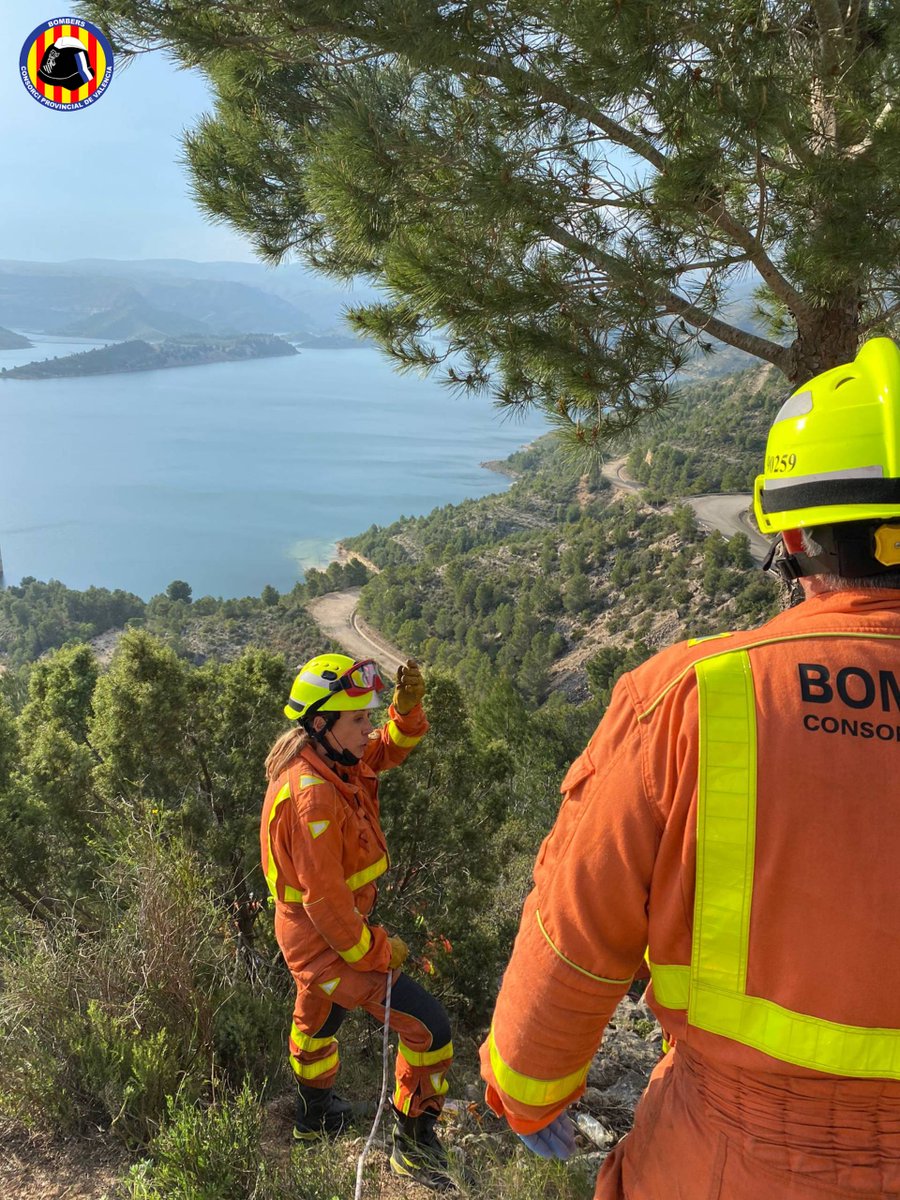 BombersValencia's tweet photo. Imatges del rescat ahir d'un home caigut d'uns 10 m des del mirador de la pressa de Tous. Rescatat per bombers i sergent del parc d'Alzira, i bombers voluntaris de Navarrés. Va ser atés per mitjans sanitaris. https://t.co/GdLKjqHLfv