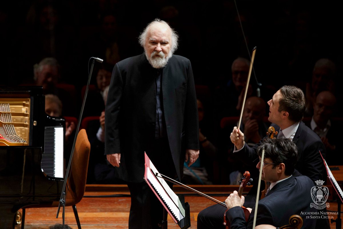 L'Accademia di Santa Cecilia si unisce al cordoglio del mondo della musica per la scomparsa del grande pianista Radu Lupu.
Ricordiamo il Maestro Lupu con alcune immagini della sua ultima esibizione con l'Orchestra dell'Accademia Nazionale di Santa Cecilia e Antonio Pappano.