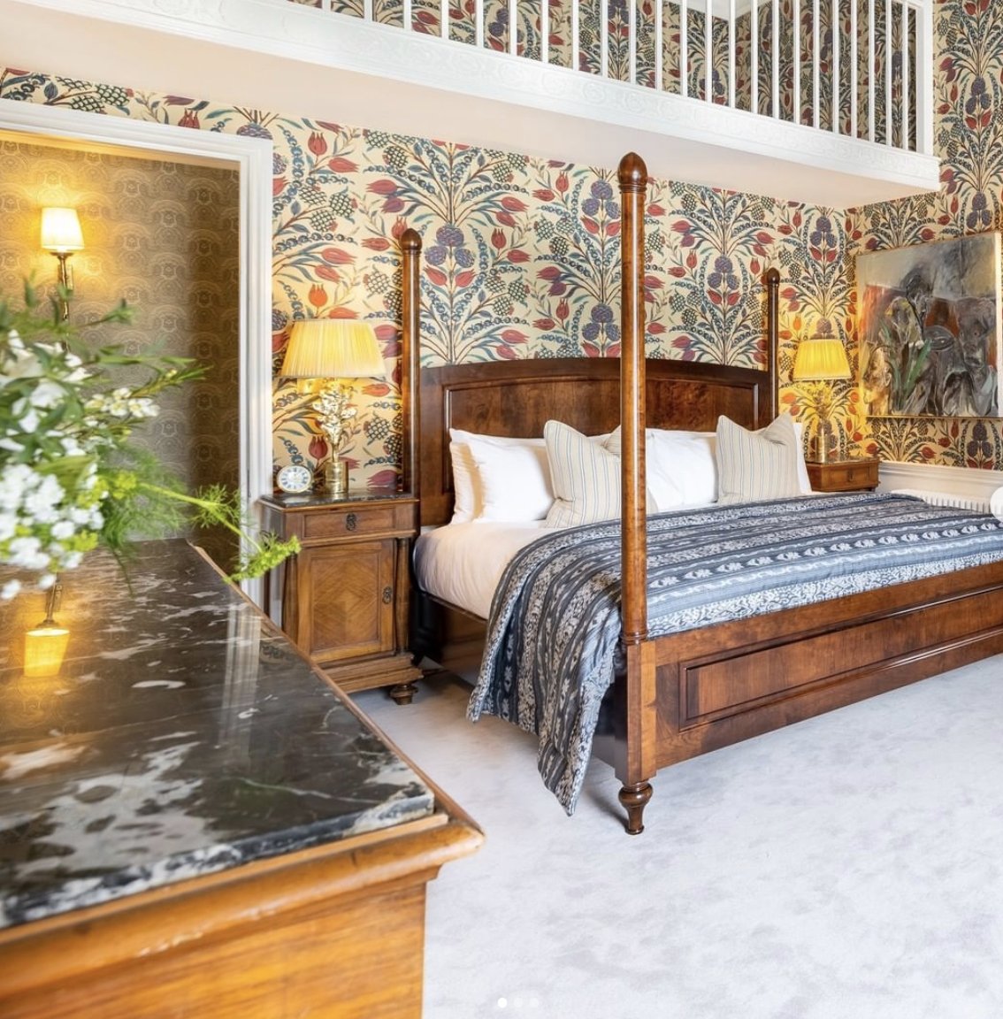 Two stately suites make up our luxurious George IV Apartment. Both with views over the South Lawn and overlooking the stone fountain and orangeries. The perfect getaway to fully immerse yourself in peace and tranquillity 😌