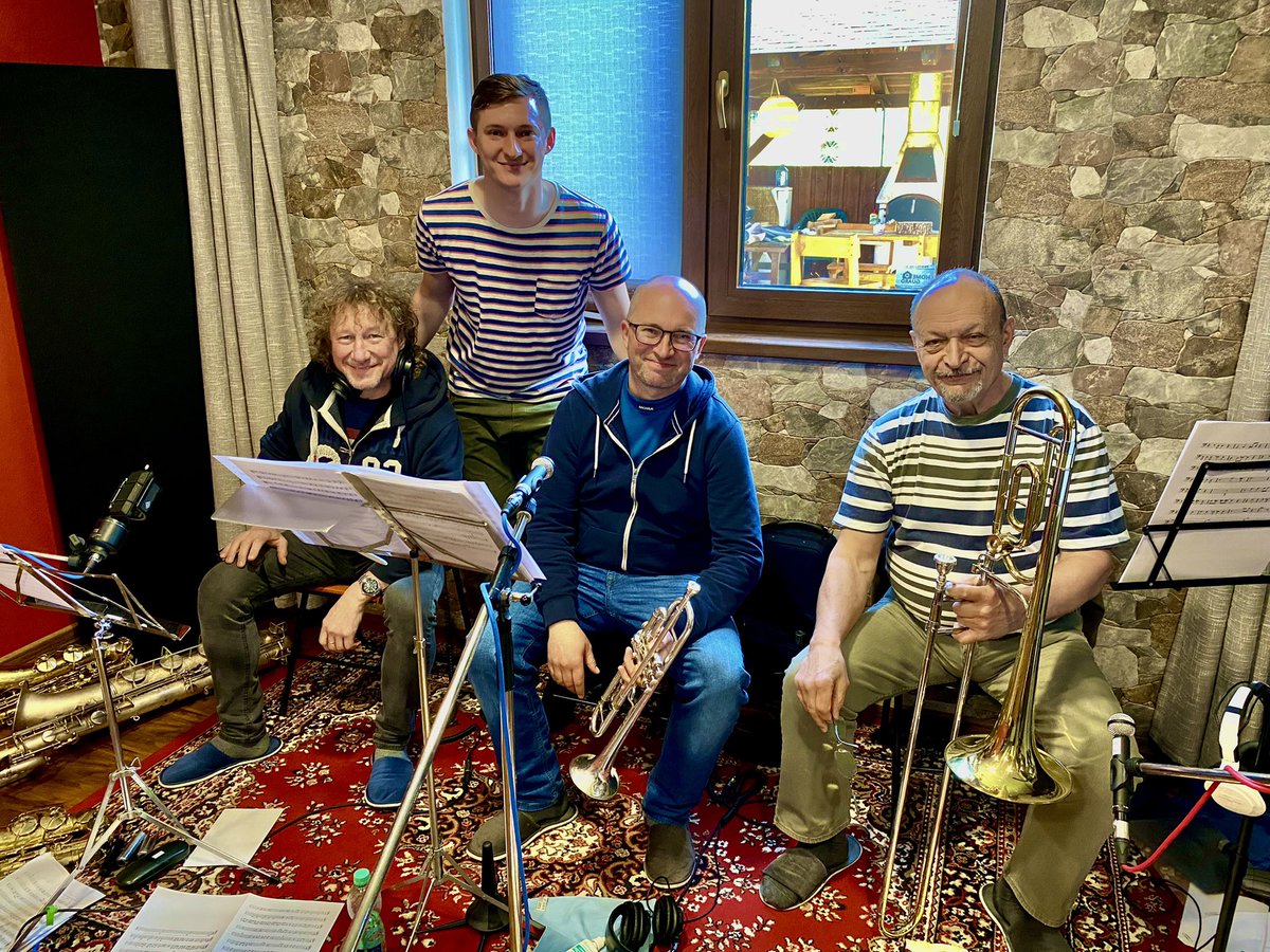 hradecti's tweet photo. Z natáčení dechové sekce na naše plánované album v MERCURY STUDIU u našeho kamaráda a producenta Romana “Mashi” Šandora.😊🎵

Saxofon: Vladimír “Boryš” Secký
Trubka: Lukáš Koudelka
Trombon: Jiří “Jay” Jelínek

#mercury #studio #brass #section #saxophone #trumpet #trombone #cesko https://t.co/Sk4jpmseSD
