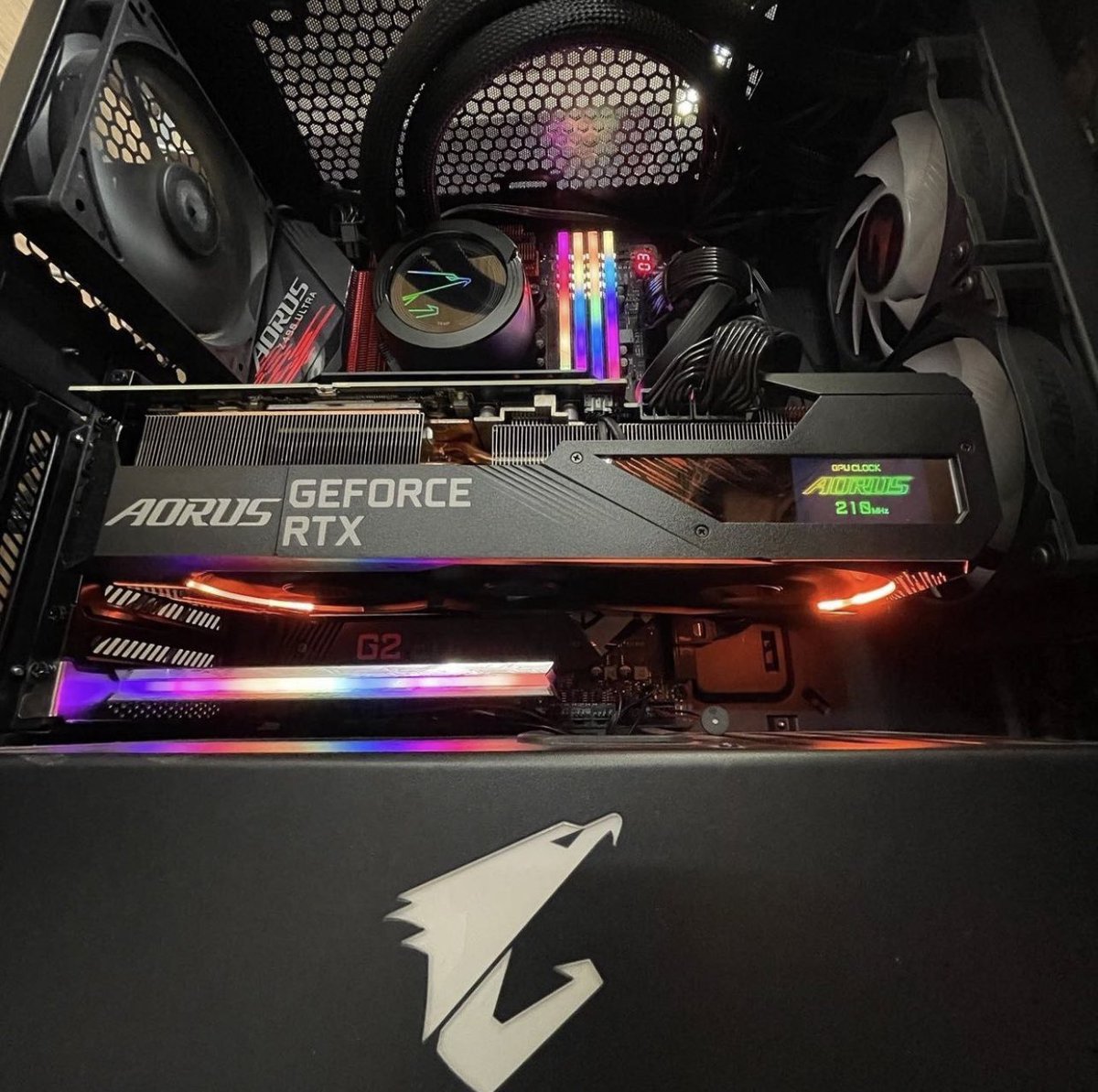 AORUS_France's tweet image. RT si tu veux le même PC sur ton bureau !