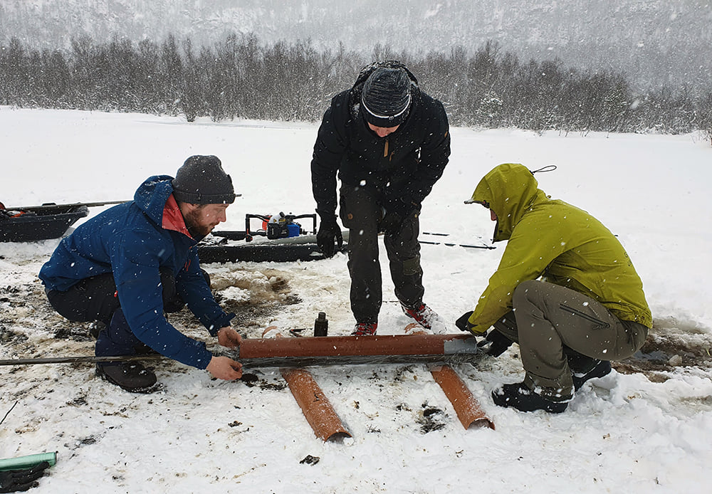 NGUgeology's tweet photo. NGU har vært på vinter-feltarbeid i Lødingen og på Tjeldøya. Vi kartlegger landheving og havnivåendringer i Ofoten siden siste istid ved å samle inn sedimentkjerner fra en rekke innsjøer i området. https://t.co/ClsBszIF93
