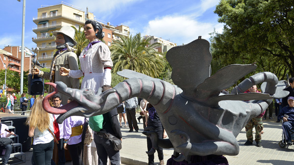 Cultupopularbcn's tweet photo. Tens ganes de #FestaMajor? 🎉

Aquest #capdesetmana se celebra la Festa Major de la #SagradaFamília amb #gegants, #diables, #castells, #música i #dansa! 💃

Les festes duraran fins l'1 de maig 📆

Consulta'n el programa i no te'n perdis cap detall ⤵️
https://t.co/J0gkXkzAER https://t.co/1F3m3pYm7M