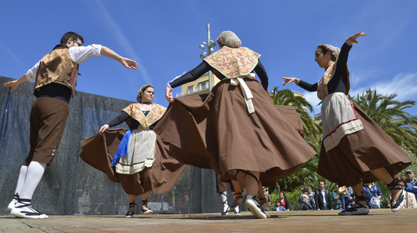 Tens ganes de #FestaMajor? 🎉

Aquest #capdesetmana se celebra la Festa Major de la #SagradaFamília amb #gegants, #diables, #castells, #música i #dansa! 💃

Les festes duraran fins l'1 de maig 📆

Consulta'n el programa i no te'n perdis cap detall ⤵️
via.bcn/zzVB50IMiJy