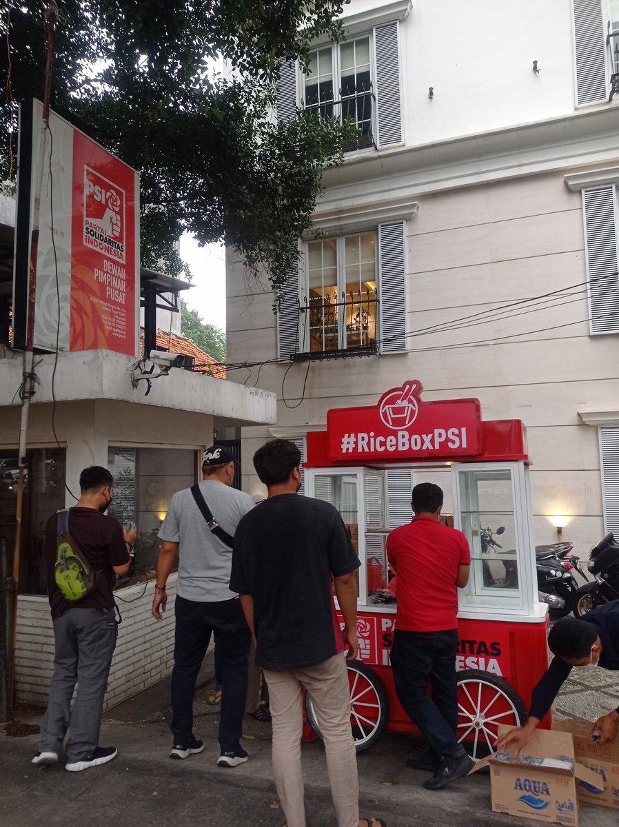 psi_id's tweet photo. Jadi yaa gaes Solidaritas Ramadhan #RiceBoxPSI selalu membuka outlet didepan basecamp DPP Partai Solidaritas Indonesia, Jakarta.
Bismillah kegiatan ini kami lakukan sebulan penuh selama bulan puasa. https://t.co/8E4SQcyQOh