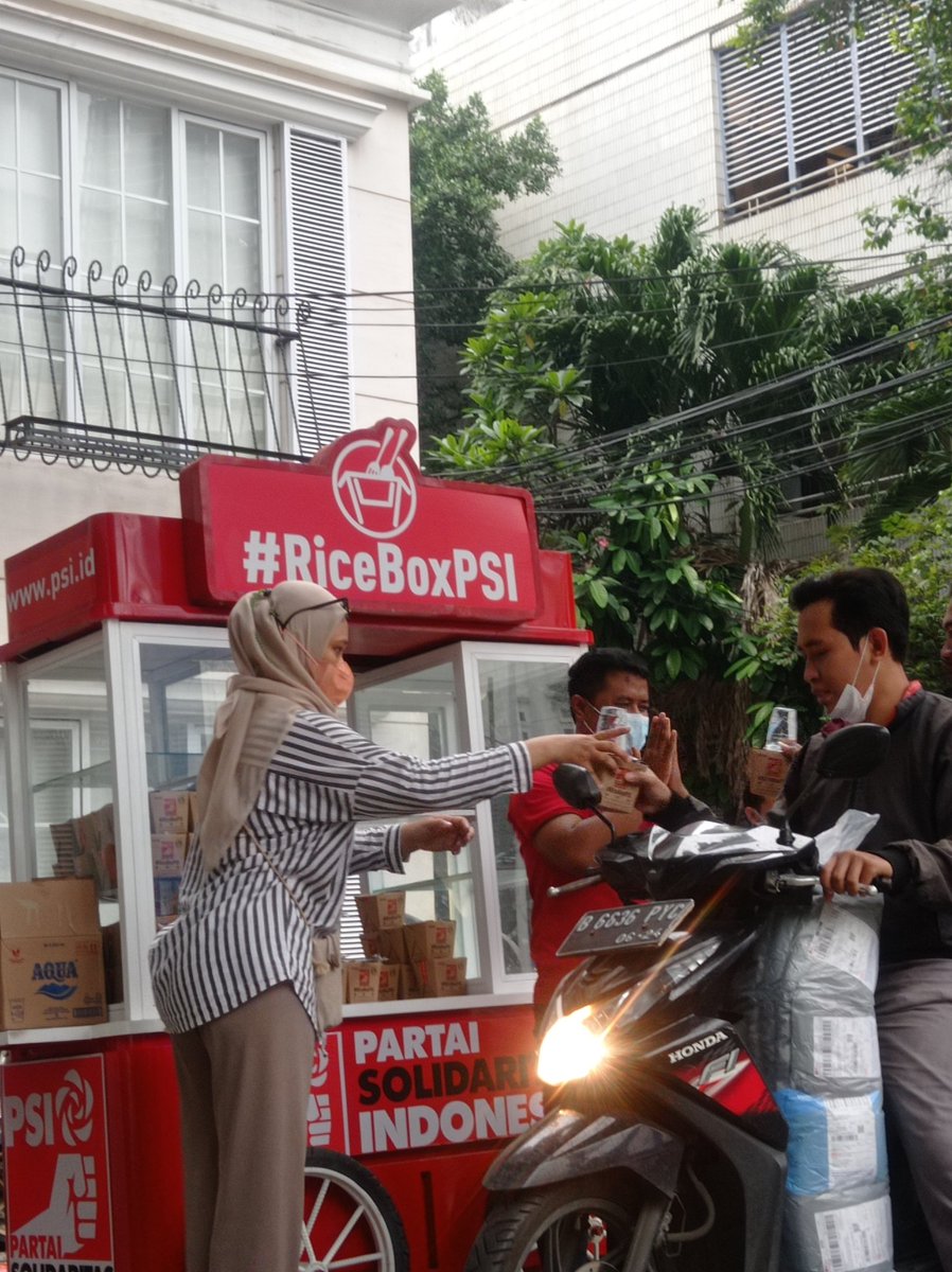 psi_id's tweet photo. Jadi yaa gaes Solidaritas Ramadhan #RiceBoxPSI selalu membuka outlet didepan basecamp DPP Partai Solidaritas Indonesia, Jakarta.
Bismillah kegiatan ini kami lakukan sebulan penuh selama bulan puasa. https://t.co/8E4SQcyQOh