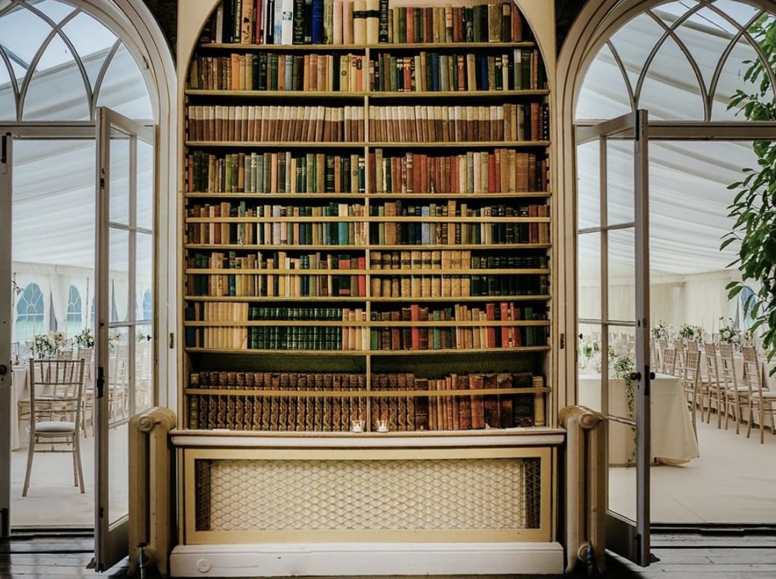 The Avington Library - a treasure trove of stories and book lover's dream 📚🤓
.
Photo by @angelawardbrown