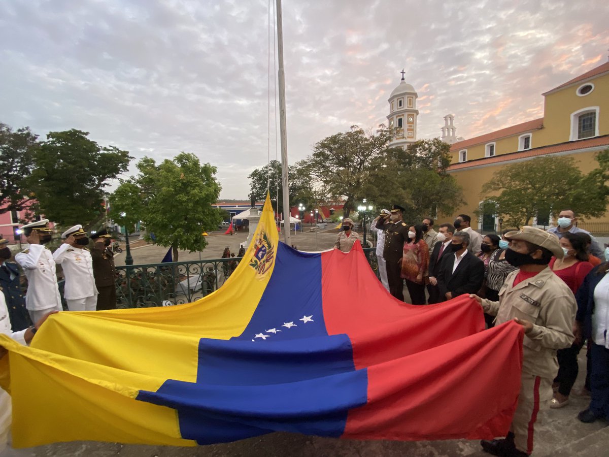 comandosergioh's tweet photo. Desde el Altar de la Patria, Ciudad Bolívar iniciamos los actos de los 212 aniversario de la proclamación de nuestra independencia; seguimos en pie de lucha por nuestra patria libre y soberana bajo las políticas del presidente @NicolasMaduro https://t.co/8ejRmy4dtT
