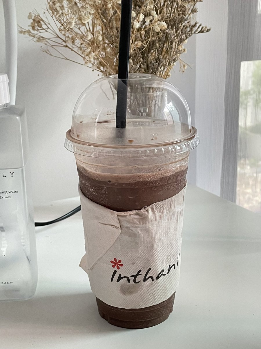 itfeelstory's tweet photo. โกโก้ปั่นของอินทนิลคือเดอะเบสจริง เข้มมาก หอมอร่อยมาก หวานปกติยังอร่อย กำลังดีไม่หวานแสบคอ แนะนำบอกเขาว่า ‘ขอแบบปั่นละเอียด’ อร่อยขึ้น 300% แสงออกปาก ฮือ https://t.co/znJig2tVqq